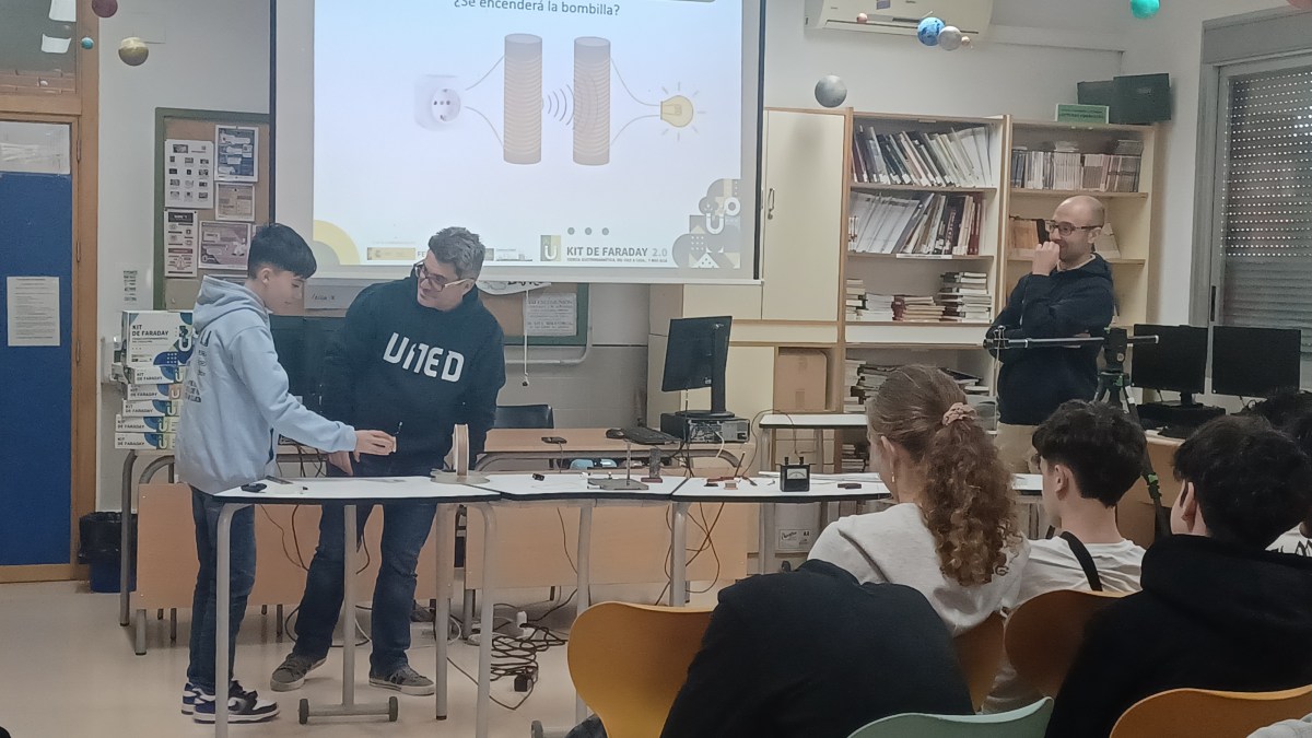 EL ALUMNADO TORREVEJENSE DESCUBRE FESTIVAMENTE A FARADAY Y A&nbsp;FRESNEL